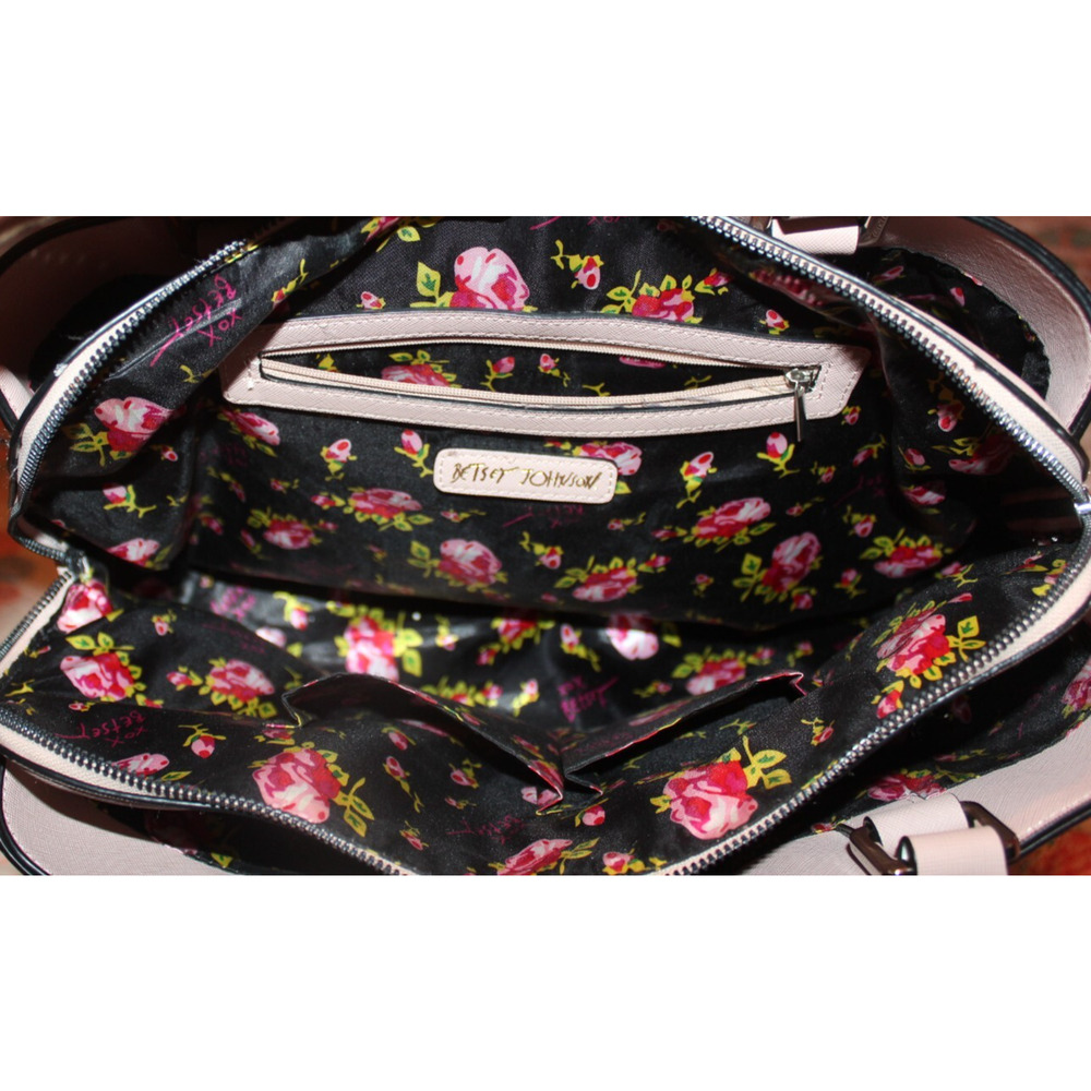 BETSY JOHNSON HANDBAG-MAUVE-MULTIPLE POCKETS-17 IN X 11 IN - Picture 3 of 4